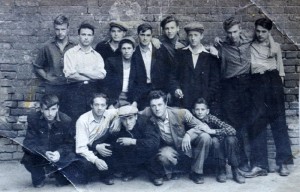 волмол8 Послевоенная арбатская молодежь. Владимир Петрович Носов – с левого края в верхнем ряду. Рядом брат Валера.