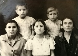 семья Ксения Метлина (Демьянок), дочь Ия, бабушка - Анастасия Васильевна Демьянок. Сверху дочери Римма и Света Метлины. 1944.